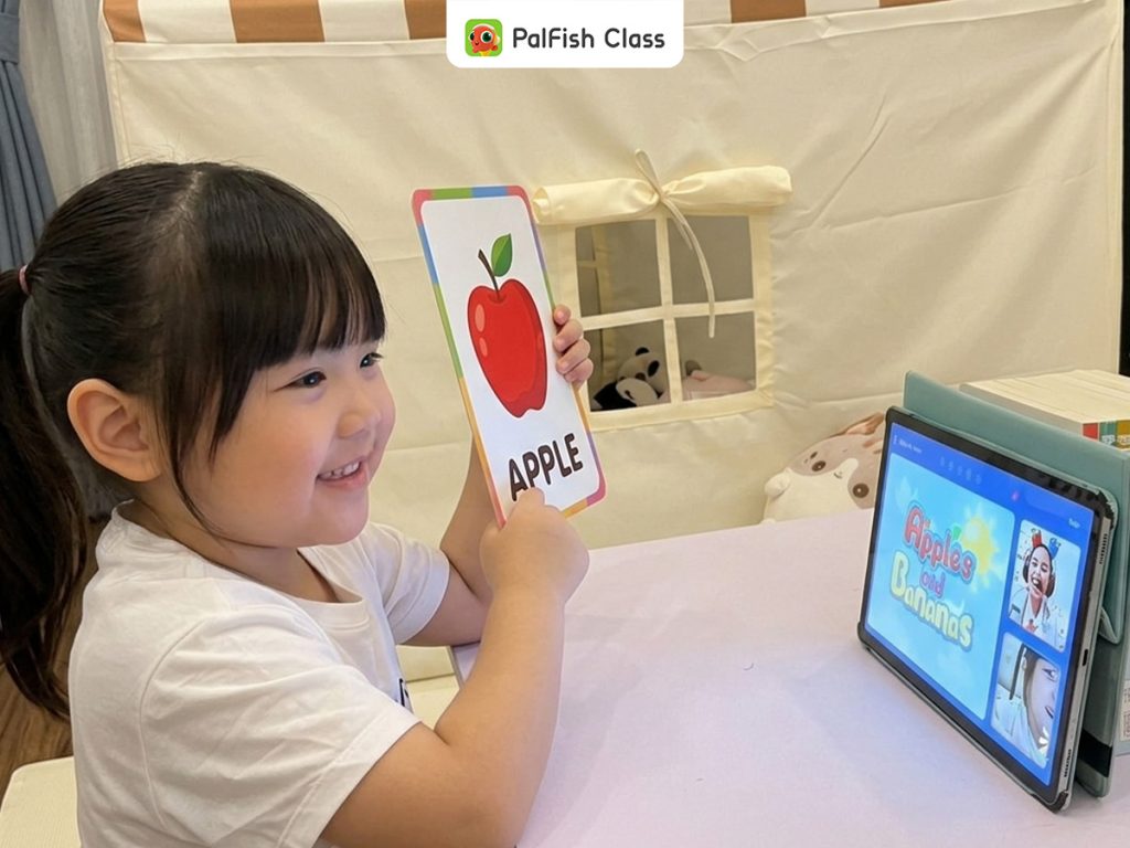 Bé nói câu ngắn với giáo viên PalFish Class 1 kèm 1 trong lộ trình luyện nói tiếng Anh cho bé