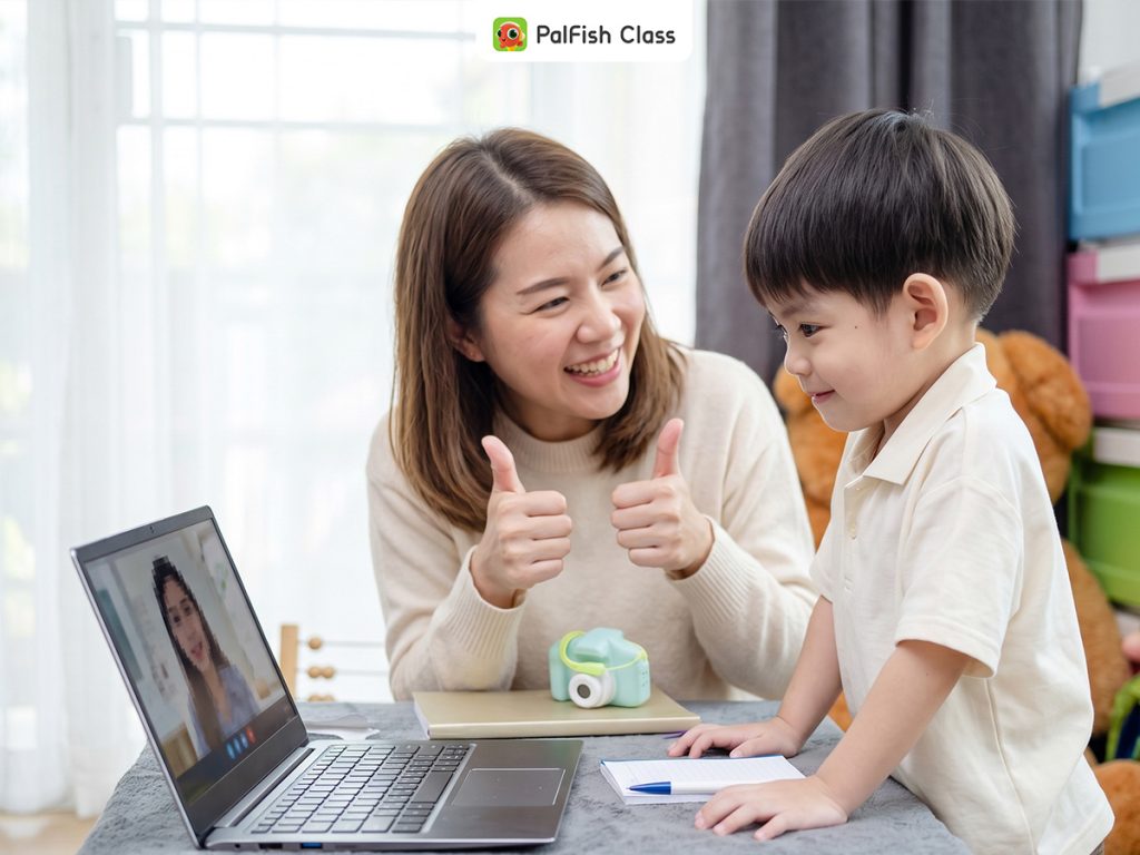 Mẹ và bé đăng ký học thử khi con sợ nói tiếng Anh trước đám đông tại PalFish